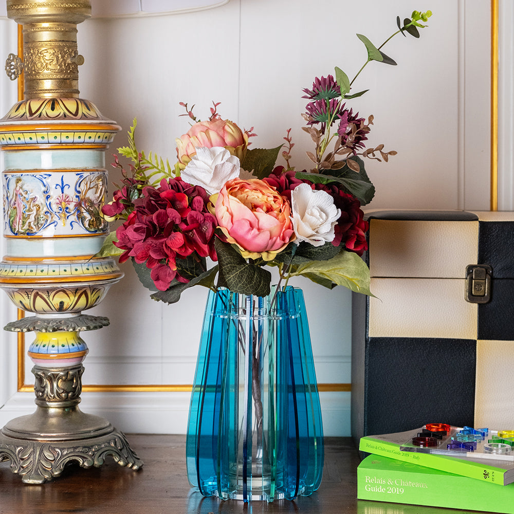vaso iride blu vesta home con fiori su mobile elegante interno