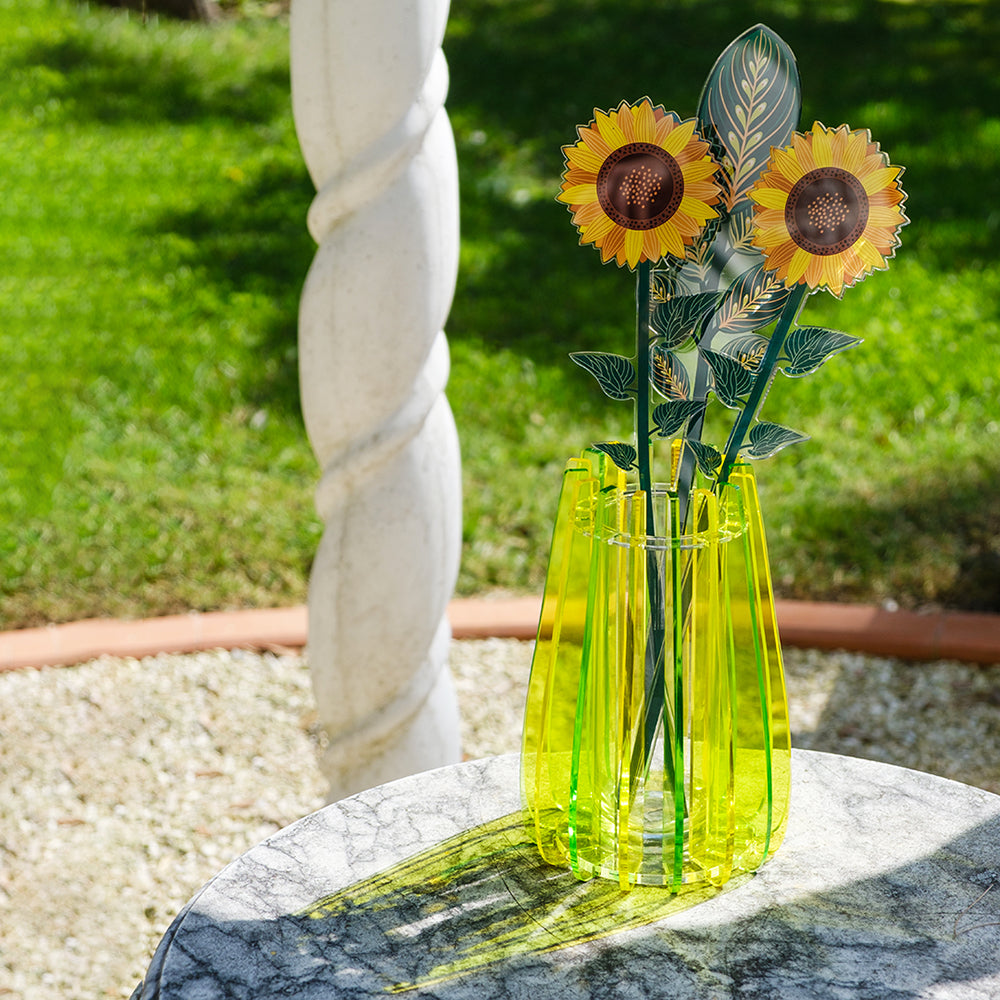 vaso iride verde vesta home con fiori e foglie vesta home  su tavolo esterno giardino