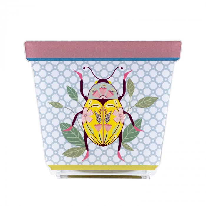 Vasetto JOY in acrilico con decorazione a scarabeo colorato su sfondo grigio, visto frontalmente.