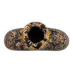 Vaso in ceramica fatto a mano Marika De Paola con apertura superiore e sfumature lavanda, giallo e nero visto dall’alto