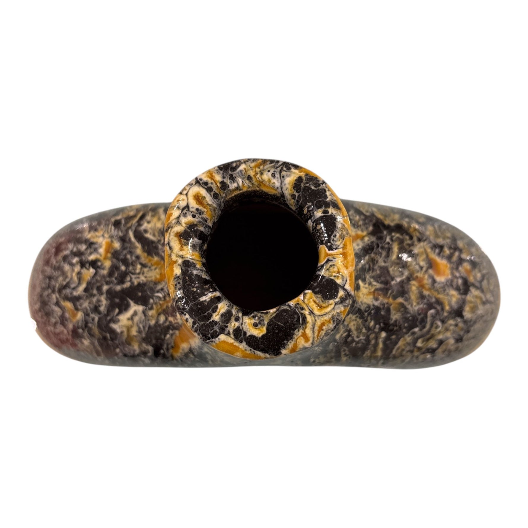 Vaso in ceramica fatto a mano Marika De Paola con apertura superiore e sfumature lavanda, giallo e nero visto dall’alto