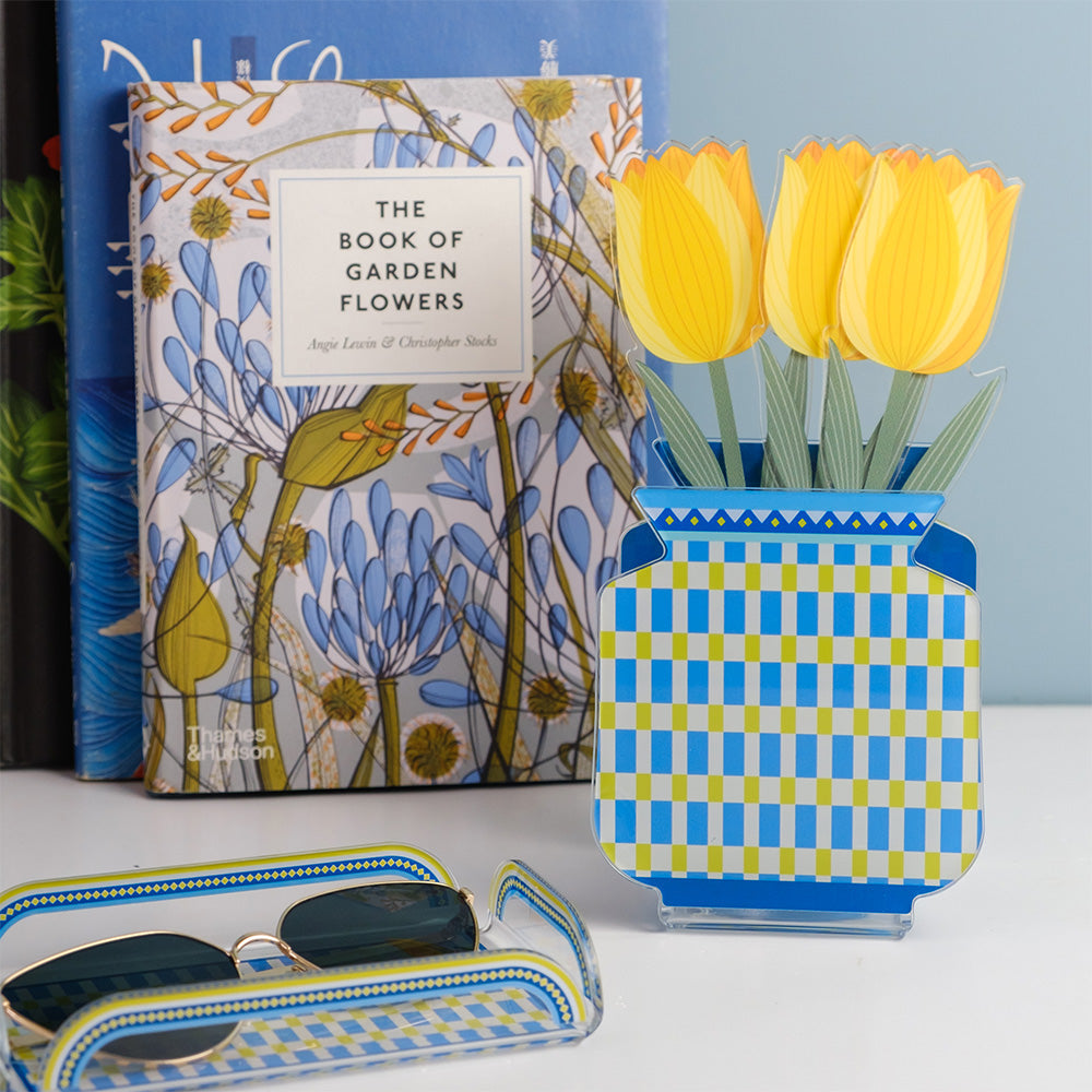 Vaso Nizza celeste Vesta Home con fiori decorativi Funny Flower su tavolo con libri