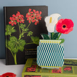 Vaso Nizza verde Vesta Home in plexiglas con fiori decorativi e vaso interno in vetro