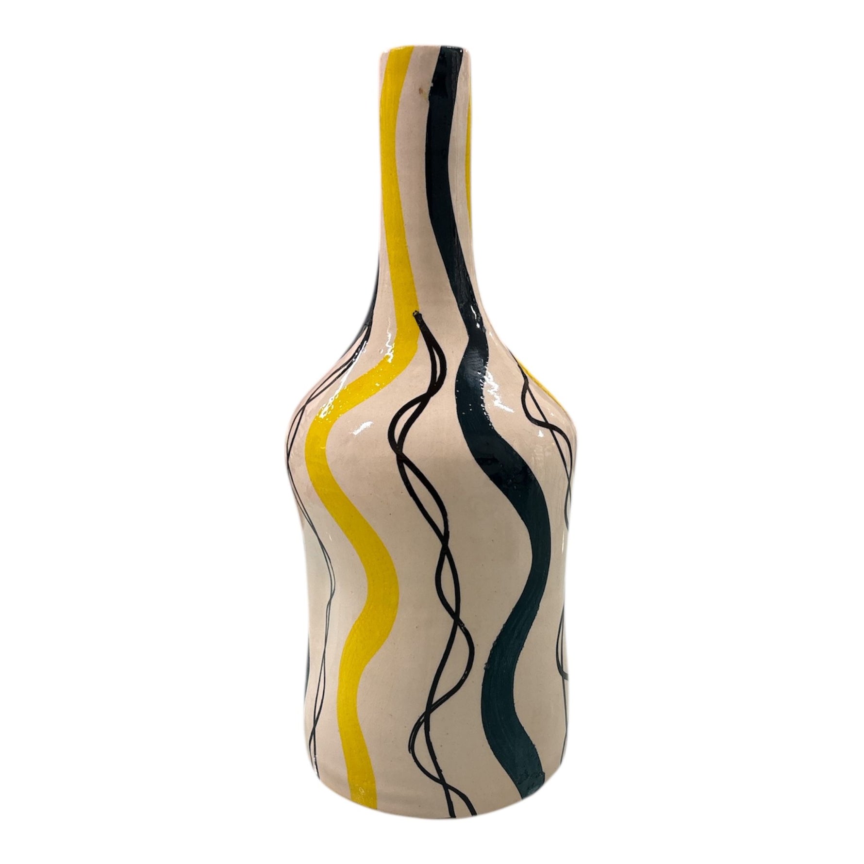 Vaso in ceramica artigianale con onde gialle e verdi su fondo crema.