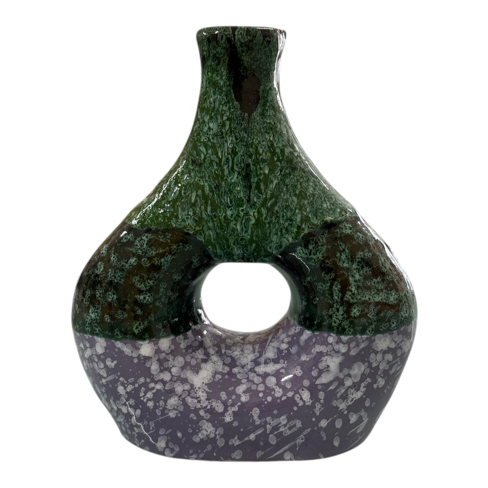 Vaso Bicolore in ceramica artigianale con finitura verde e viola, forma moderna con foro centrale.