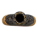 Vaso in ceramica fatto a mano Marika De Paola, vista dall’alto del collo e delle sfumature blu e gialle.