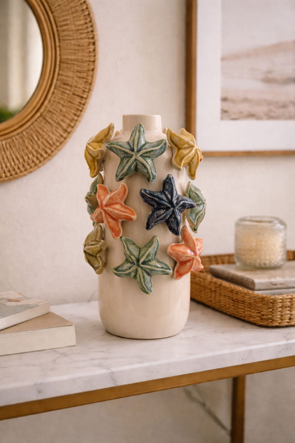vaso alto in ceramica con stelle marine multicolor in rilievo ambientato su consolle stile mediterraneo
