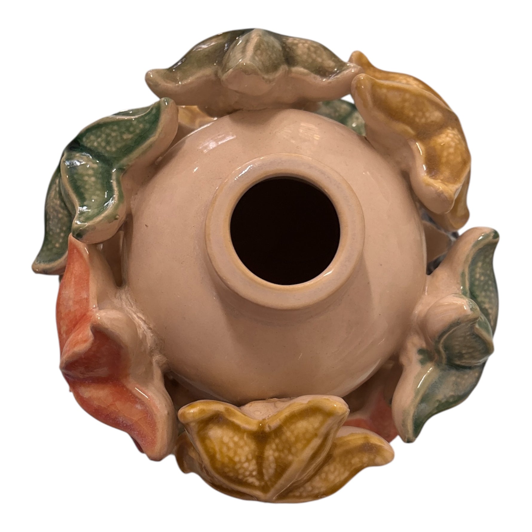 dettaglio apertura vaso in ceramica con decorazioni di stelle marine in rilievo multicolor
