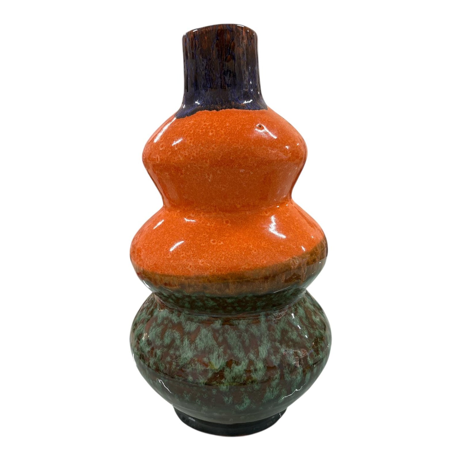 Vaso in ceramica artigianale Marika De Paola con forme morbide e colori arancio e verde, visto frontalmente