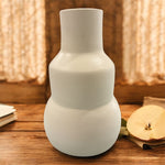 aso artigianale bianco in ceramica su tavolo rustico, design moderno.