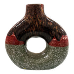 Vaso artigianale multicolore in ceramica con foro centrale, effetto smaltato.