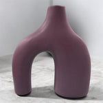 Vaso artigianale color lavanda in ceramica con doppio piede, design moderno e scultoreo.