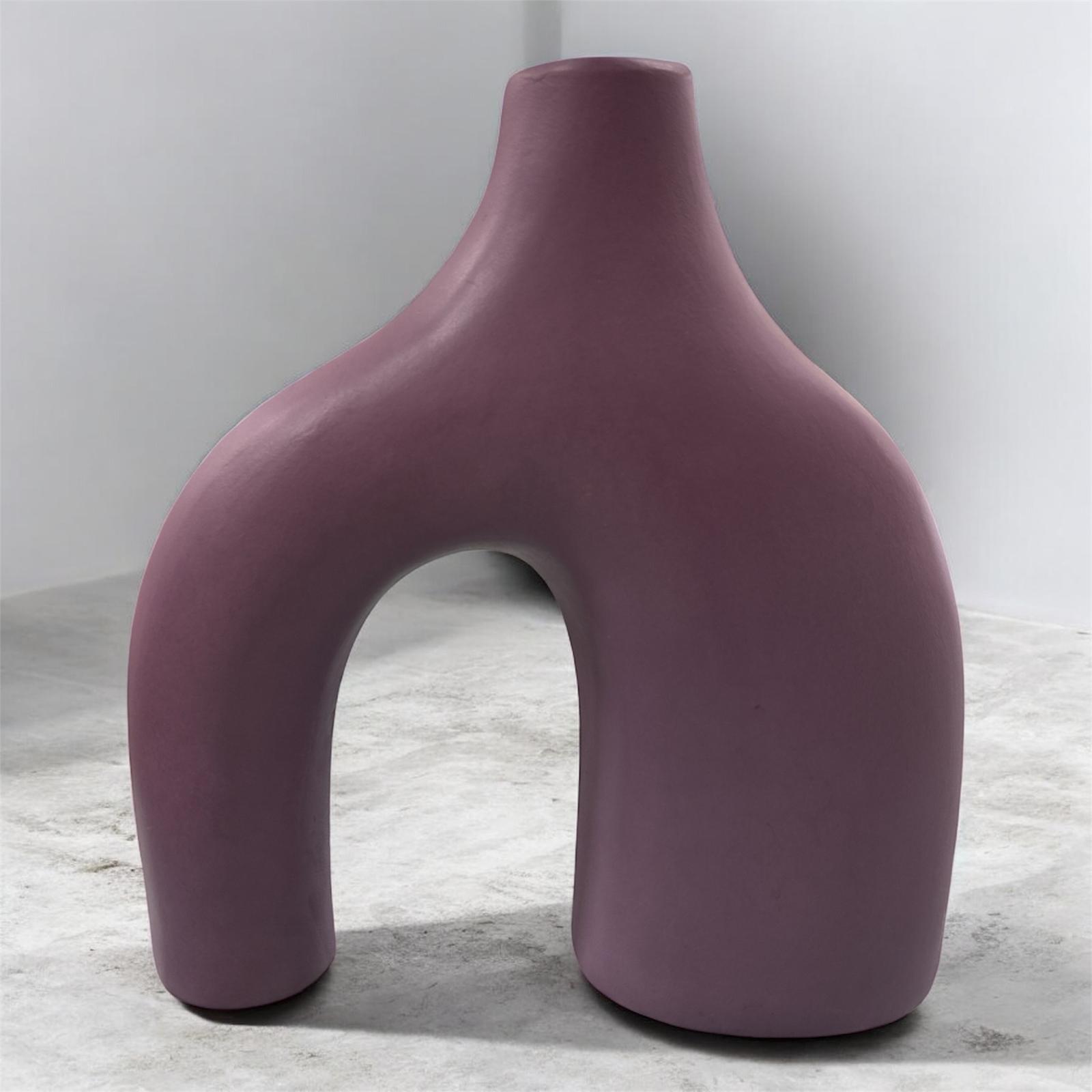 Vaso artigianale color lavanda in ceramica con doppio piede, design moderno e scultoreo.