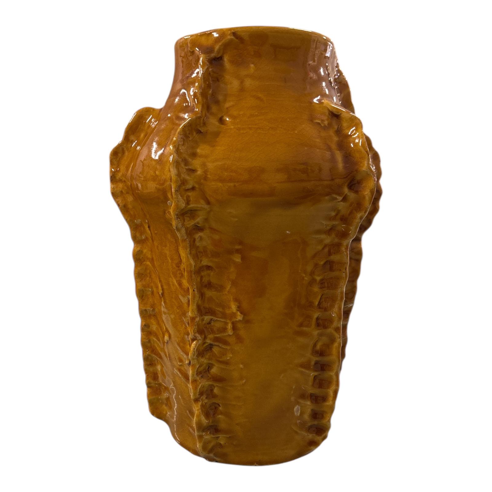 Vaso artigianale color mattone con texture scultorea e finitura lucida, su fondo bianco