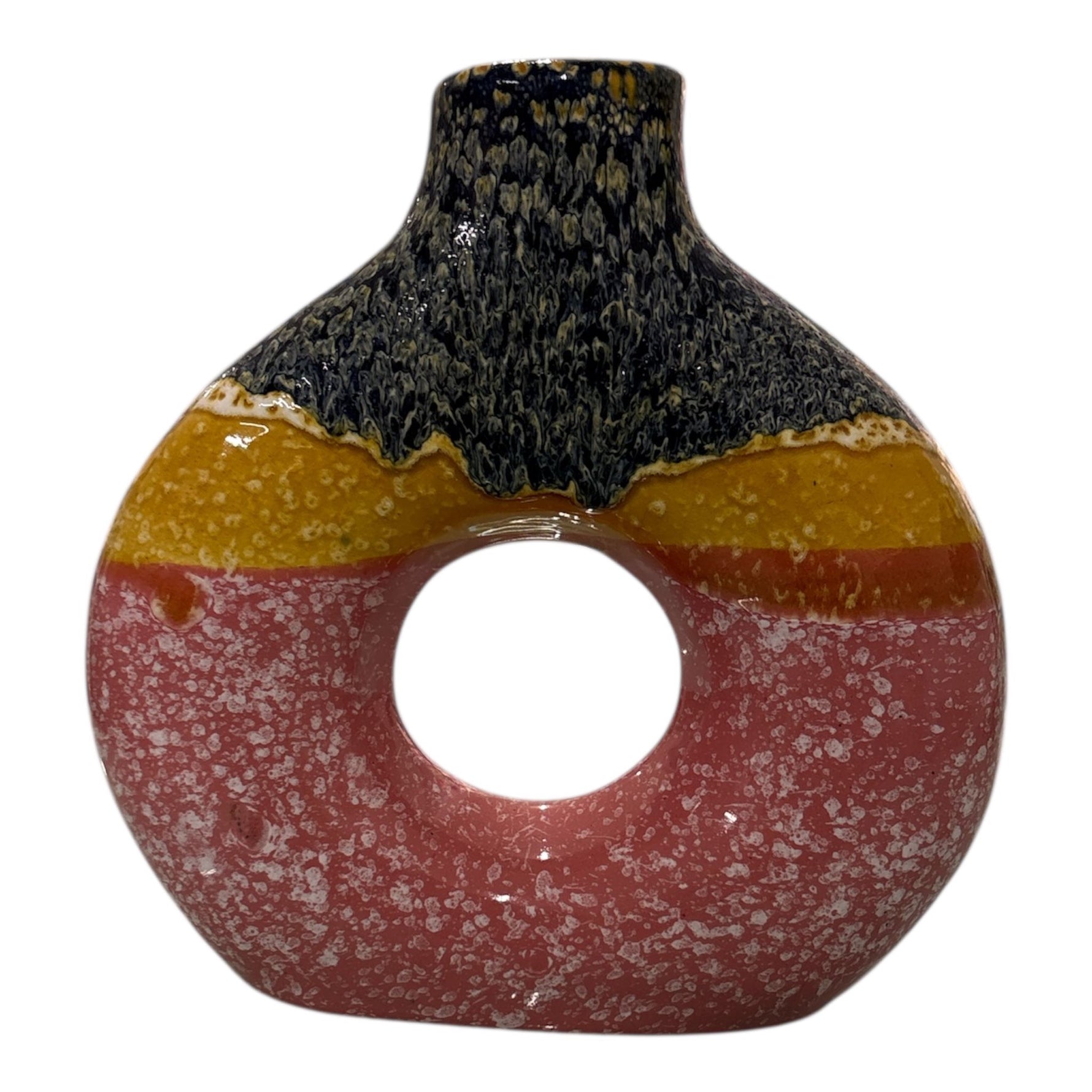 Vaso in ceramica fatto a mano Marika De Paola con foro centrale e sfumature rosa, giallo e blu visto frontalmente.