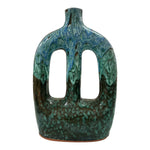 Vaso in ceramica verde e blu a doppio manico visto frontalmente su sfondo bianco