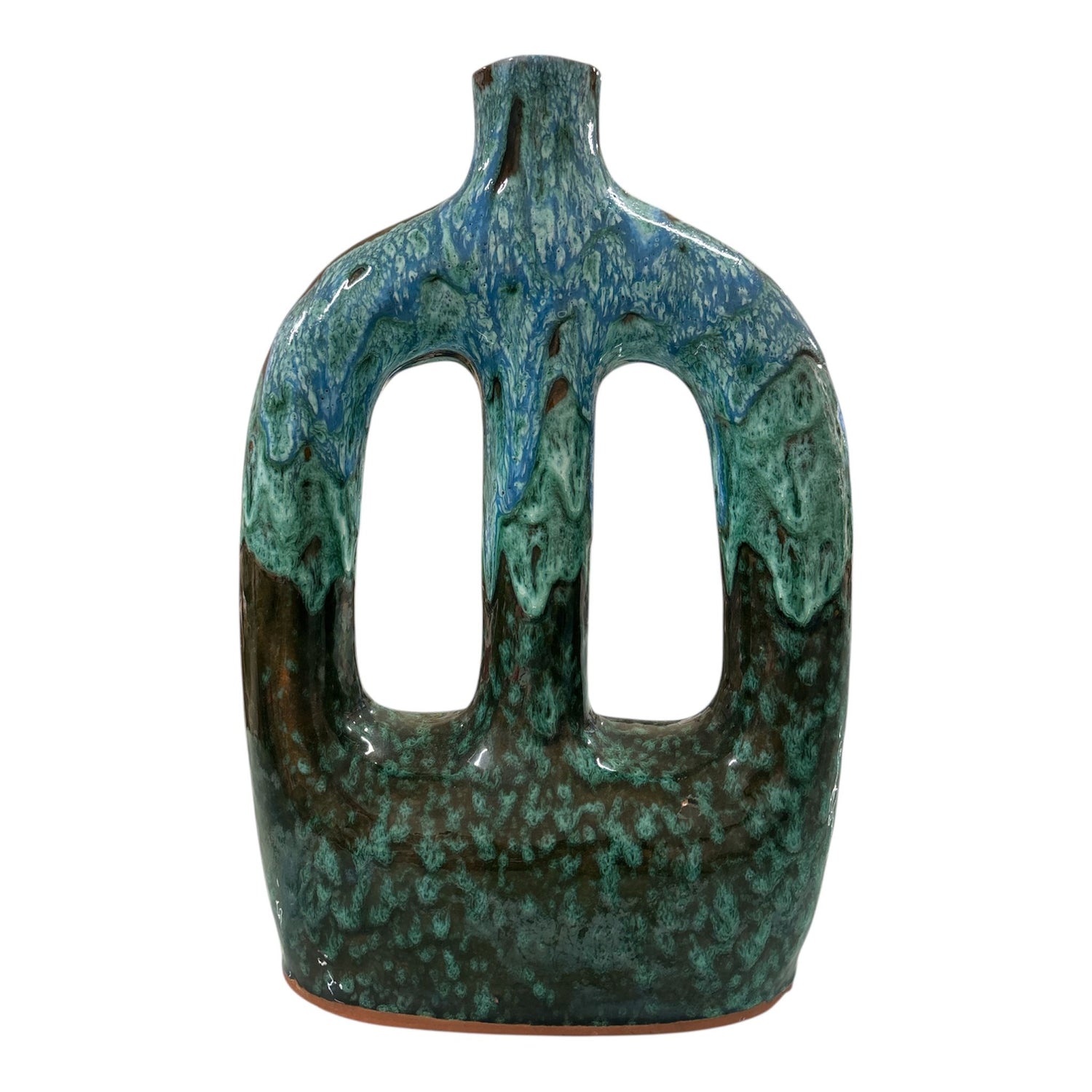 Vaso in ceramica verde e blu a doppio manico visto frontalmente su sfondo bianco