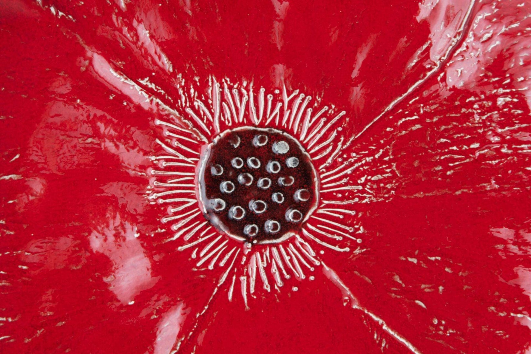 Particola centro vassoio in ceramica a forma di papavero rosso Ø34 cm, Linea Natura Virginia Casa, artigianato toscano fatto a mano.