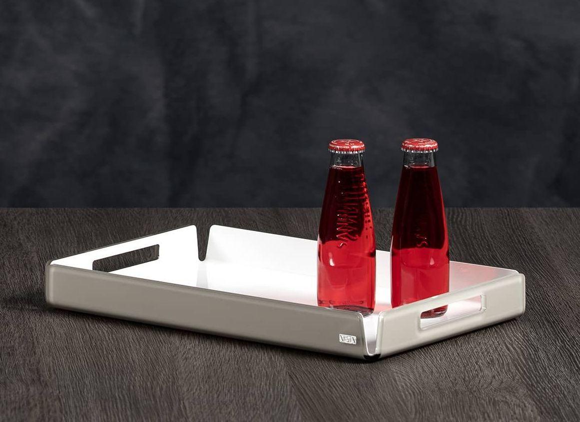 Vassoio piccolo Vesta Like Water tortora con interno bianco, con bottiglie campari su tavolo 