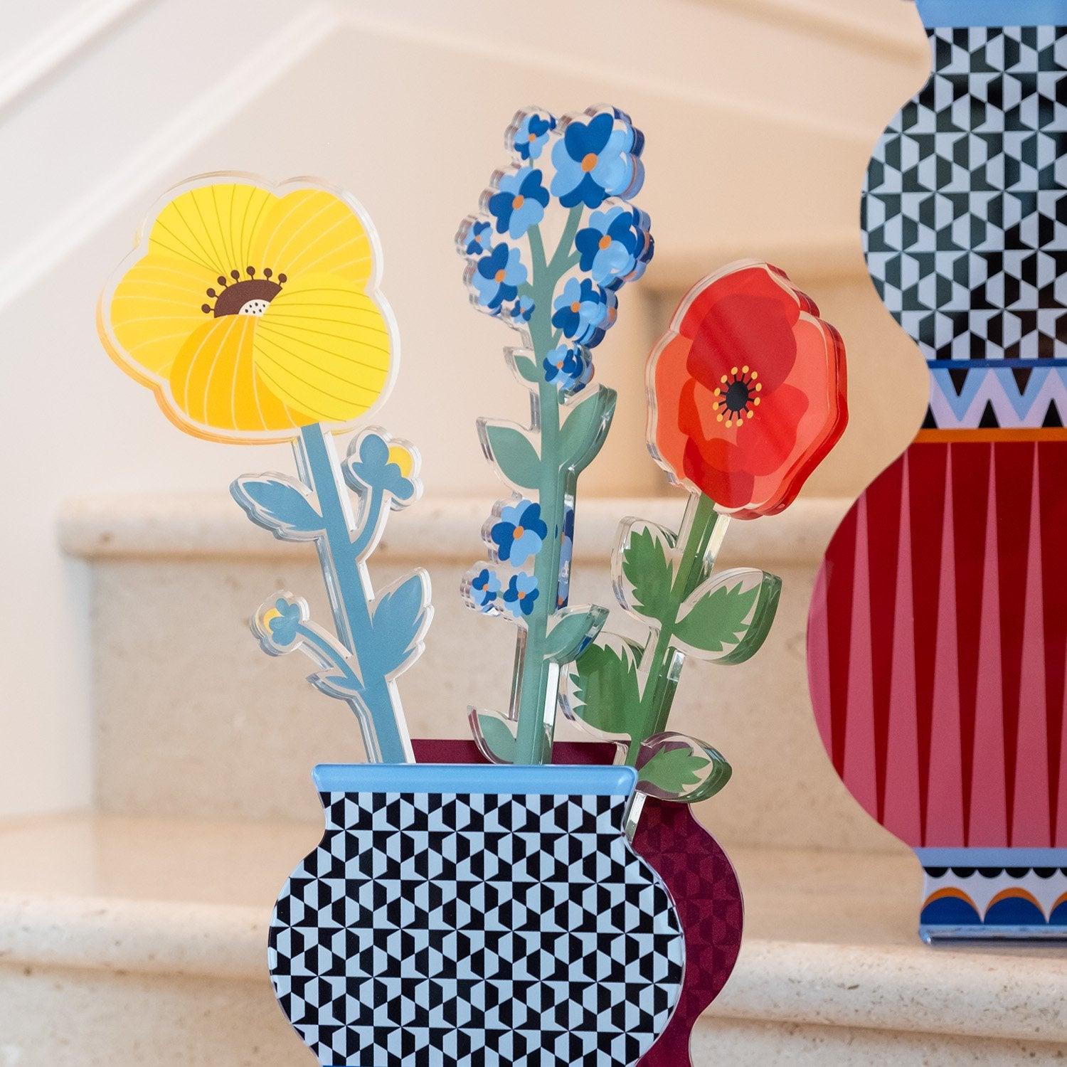 Composizione luminosa di Funny Flowers di Vesta, fiori in plexiglass colorato che portano gioia e bellezza in ogni ambiente.