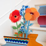 Composizione luminosa di Funny Flowers di Vesta, fiori in plexiglass colorato che portano gioia e bellezza in ogni ambiente.