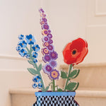 Composizione in vaso con Funny Flowers di Vesta in diverse dimensioni, realizzati in plexiglass colorato.