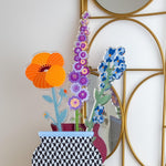 Composizione in vaso con Funny Flowers di Vesta in diverse dimensioni, realizzati in plexiglass colorato.