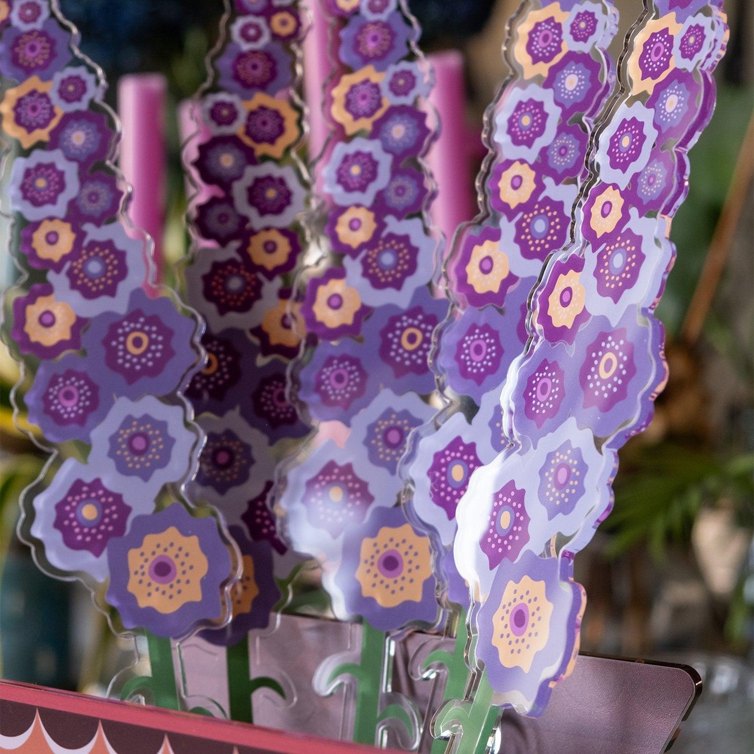 Composizione di Lillà Funny Flowers di Vesta in plexiglass, simbolo di protezione e dolcezza, formato grande