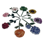 Special Moments Vesta disposti in cerchio: piccoli fiori in plexiglass colorato, simbolo di gioia e unione.