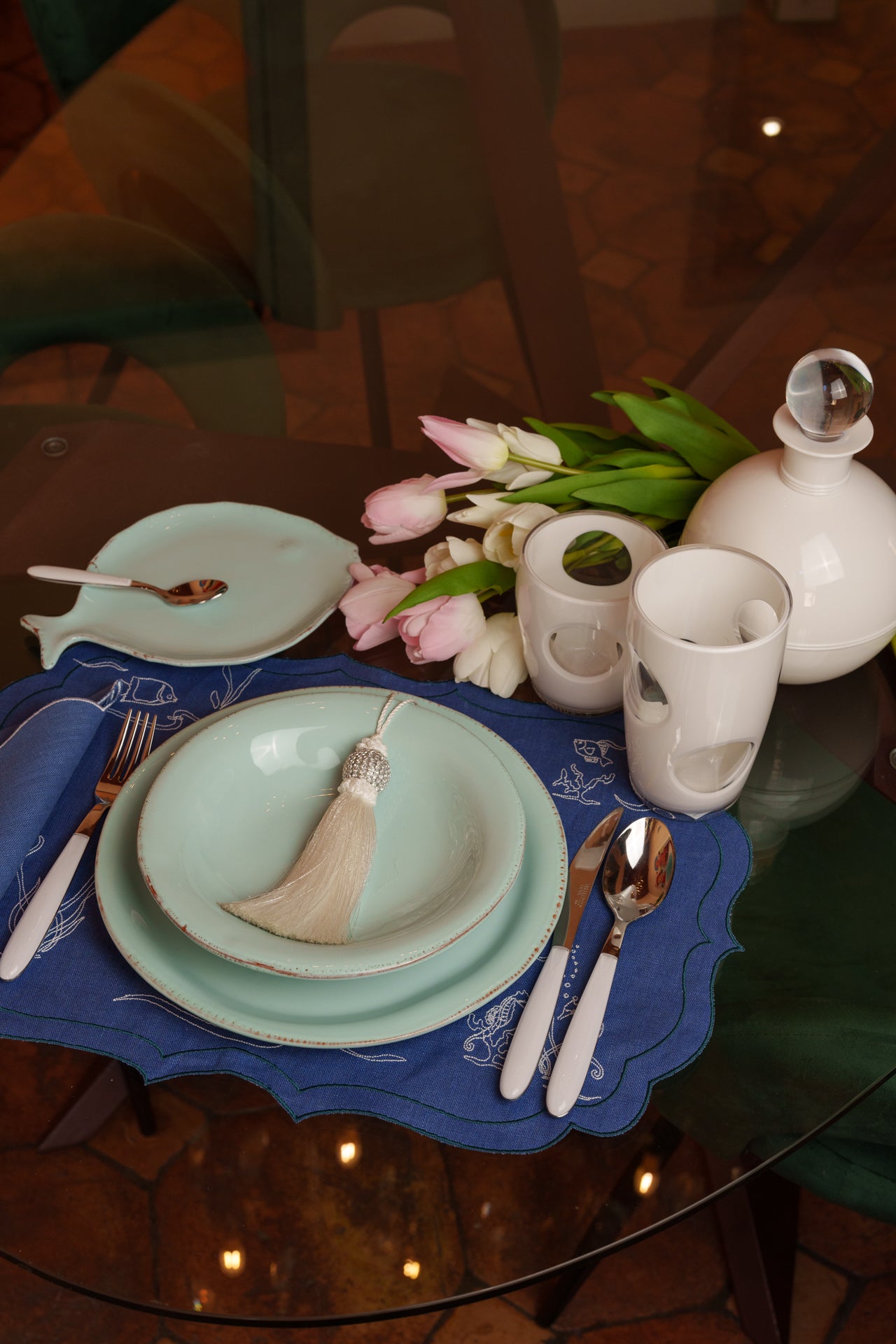 Orsetta crystal bottle: elegance and color for your table